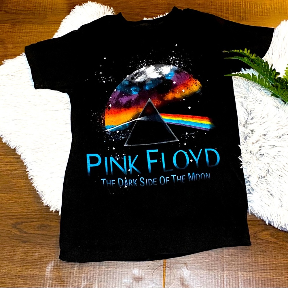 PINK FLOYD T-shirt.